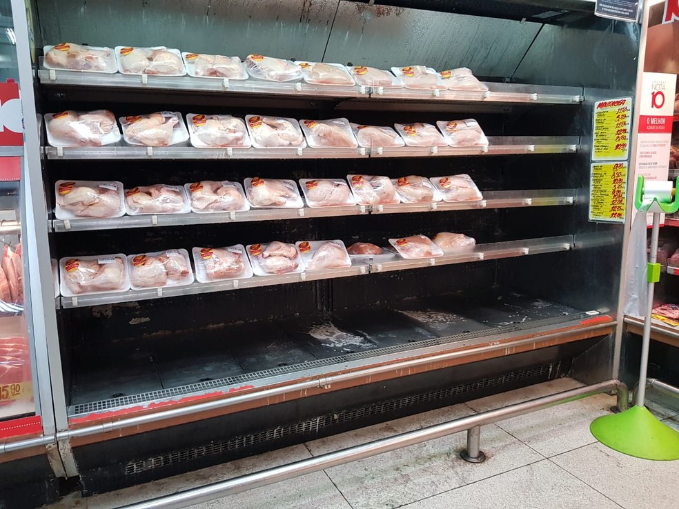Estoque de frios está no fim em supermercados de Maceió que recebem carregamento do Recife (Foto: Cau Rodrigues/G1)