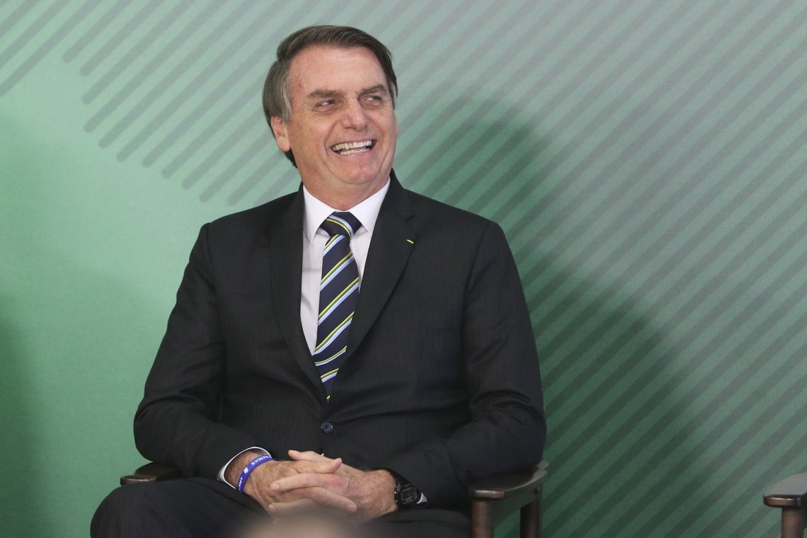 O presidente Jair Bolsonaro dá posse ao novo ministro da Educação, Abraham Weintraub, em cerimônia no Palácio do Planalto.