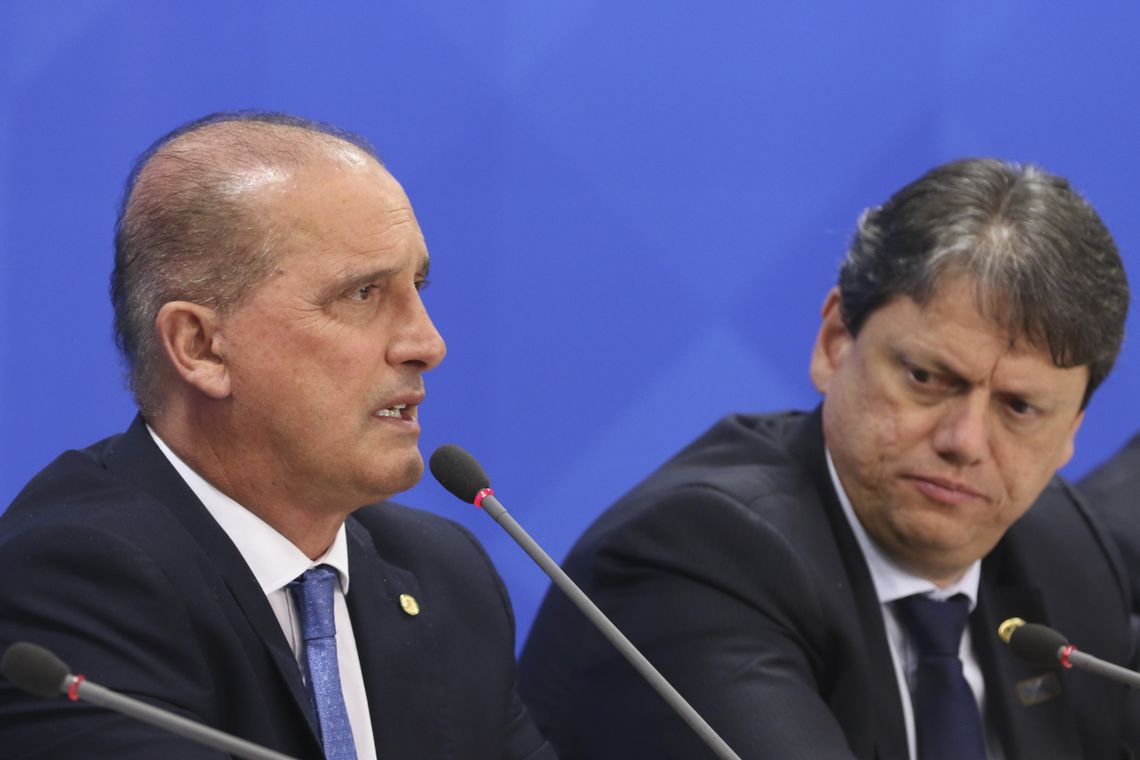 Os ministros da Casa Civil, Onyx Lorenzoni, e o da Infraestrutura, Tarcisio Gomes de Freitas, durante entrevista à imprensa no Palácio do Planalto,sobre as empresas públicas que serão incluÃdas na lista de privatização até o final do ano.