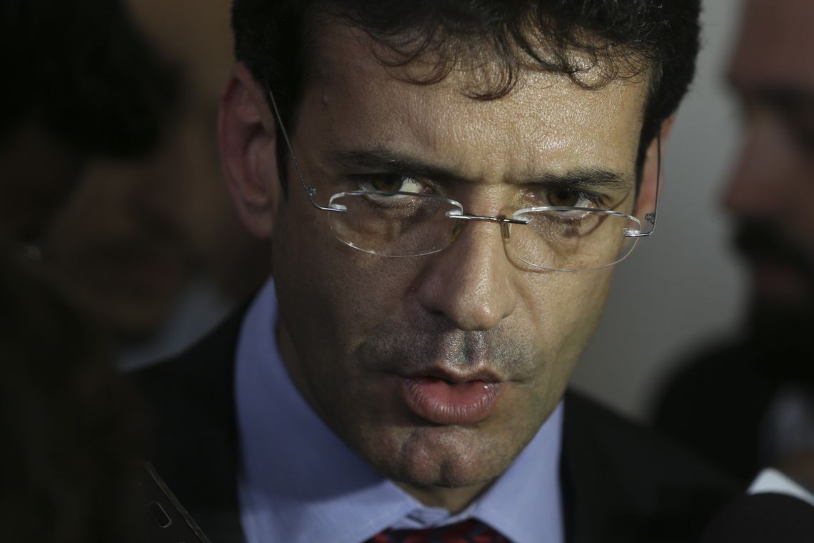 Deputado Marcelo Ãlvaro Antônio fala à imprensa após reunião dos governadores eleitos dos estados do nordeste, no Brasil 21, em BrasÃlia.