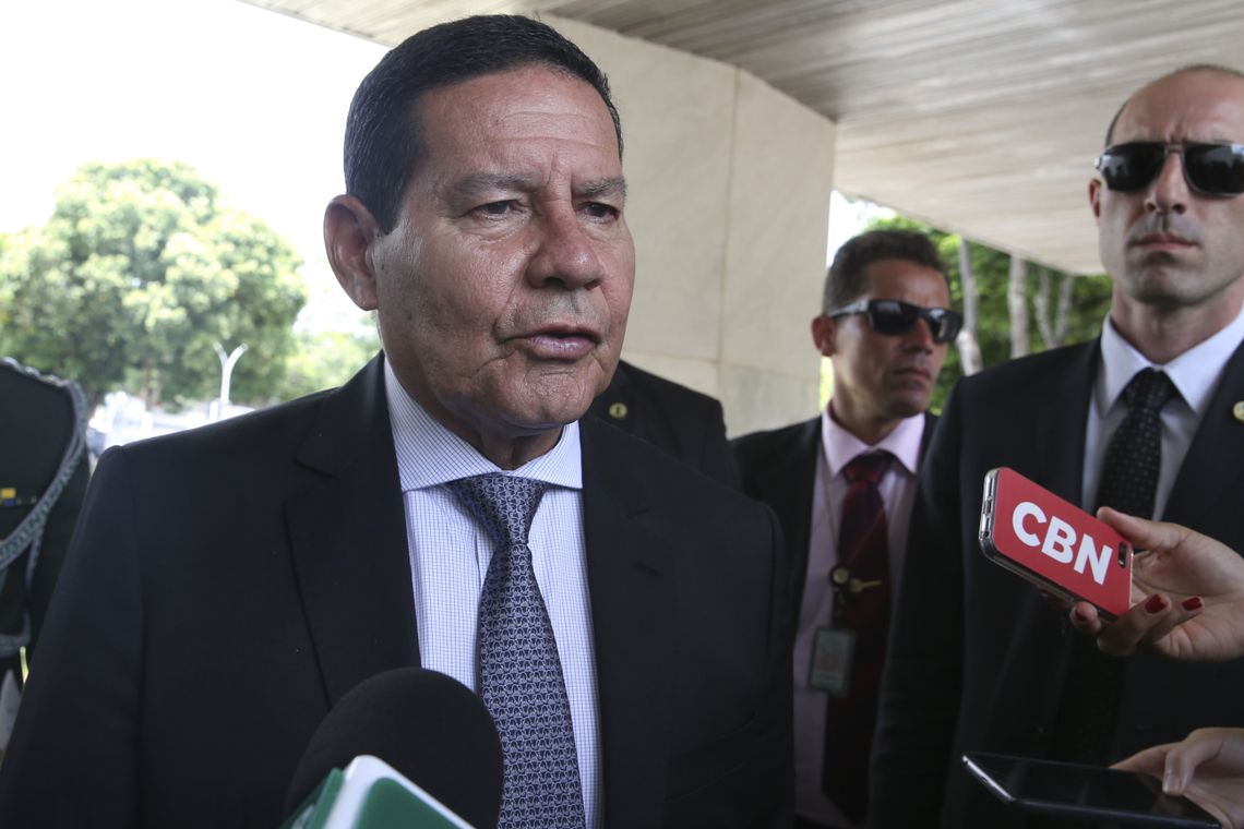 O presidente em exercÃcio, general Hamilton Mourão, fala à imprensa