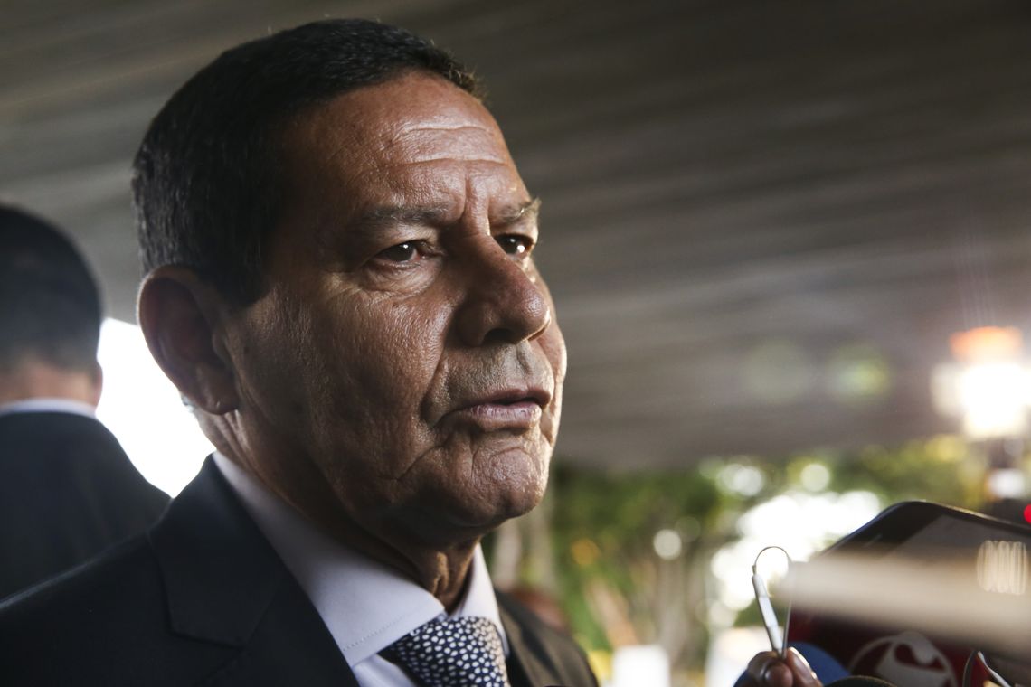 O presidente em exercicio, Hamilton Mourão, fala à imprensa