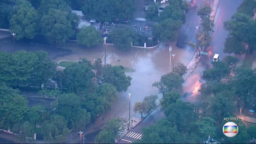 Alagamento interditou vias da Zona Sul do Rio (Foto: Reprodução/ TV Globo)