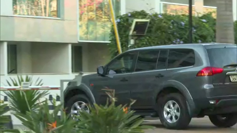 Viatura da PF em condomÃnio de Mateus Von Rondon, assessor especial do ministro do Turismo, em BrasÃlia â?? Foto: Reprodução/TV Globo