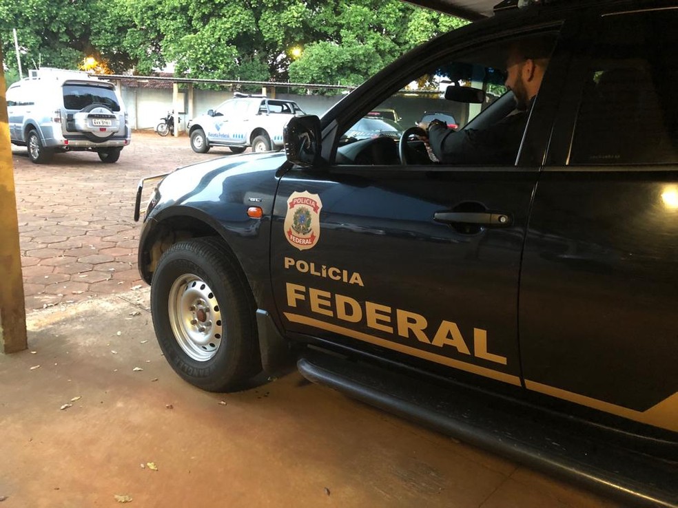 Carro da PF chega a Superintendência da PF em Campo Grande com material apreendido durante a sexta fase da Lama Asfáltica, a Computadores de Lama â?? Foto: Cláudia Gaigher/TV Morena