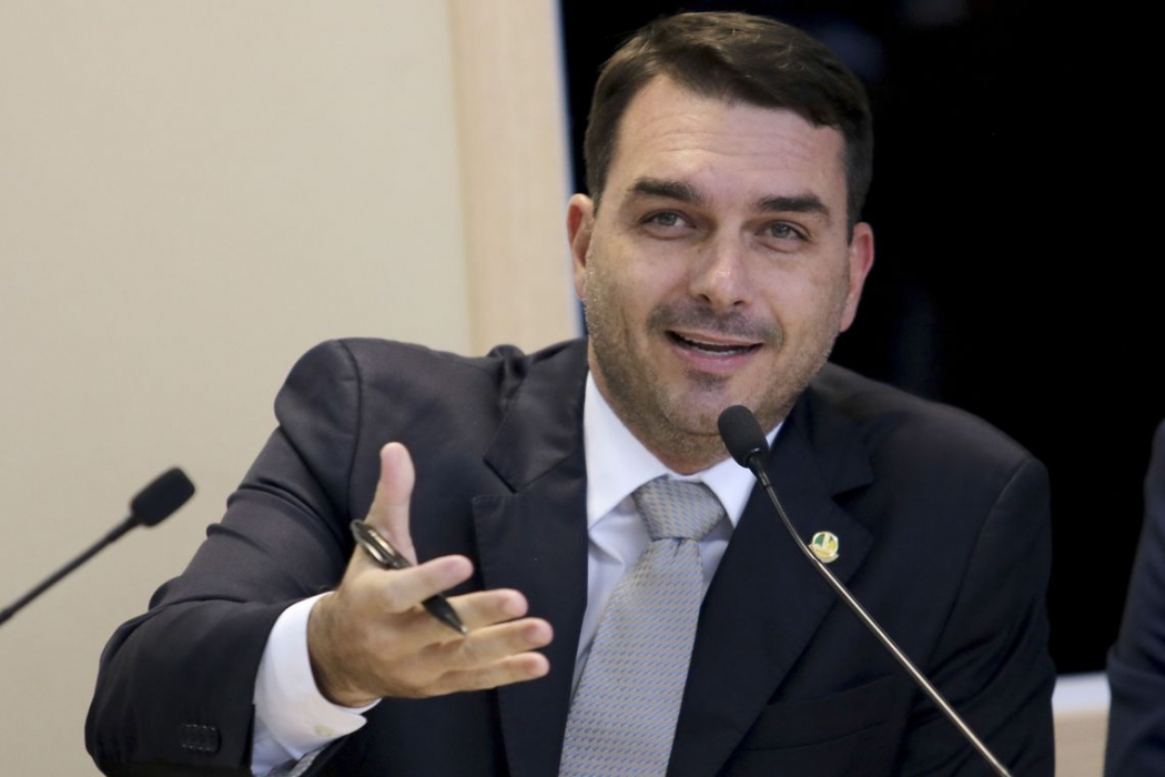 Resultado de imagem para 'Atacam minha imagem para atingir o governo do meu pai', diz Flávio Bolsonaro