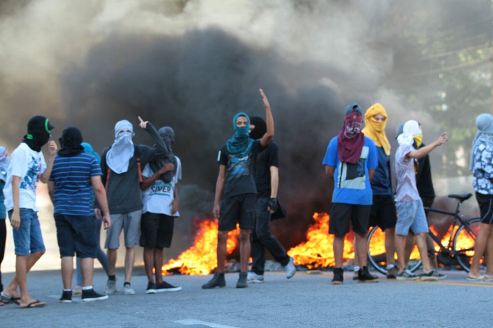 Mascarados, grupos gritam palavras de ordem contra a PEC do teto dos gastos da União, no Recife (Foto: Marlon Costa/Pernambuco Press)