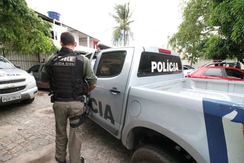 Segundo as investigações, trio roubou caixas repletas de eletrônicos como celulares e uma alta quantia (Foto: Aldo Carneiro/Pernambuco Press)