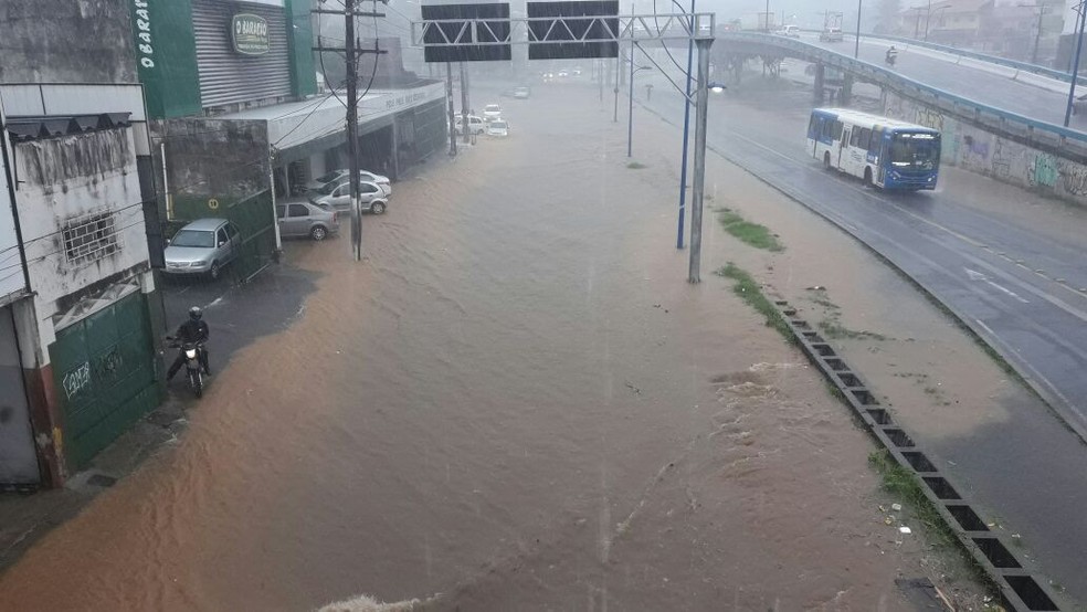 Alagamento na Avenida Vasco da Gama, em Salvador, na manhã desta quarta-feira (Foto: Juliana Cavalcante/TV Baha)