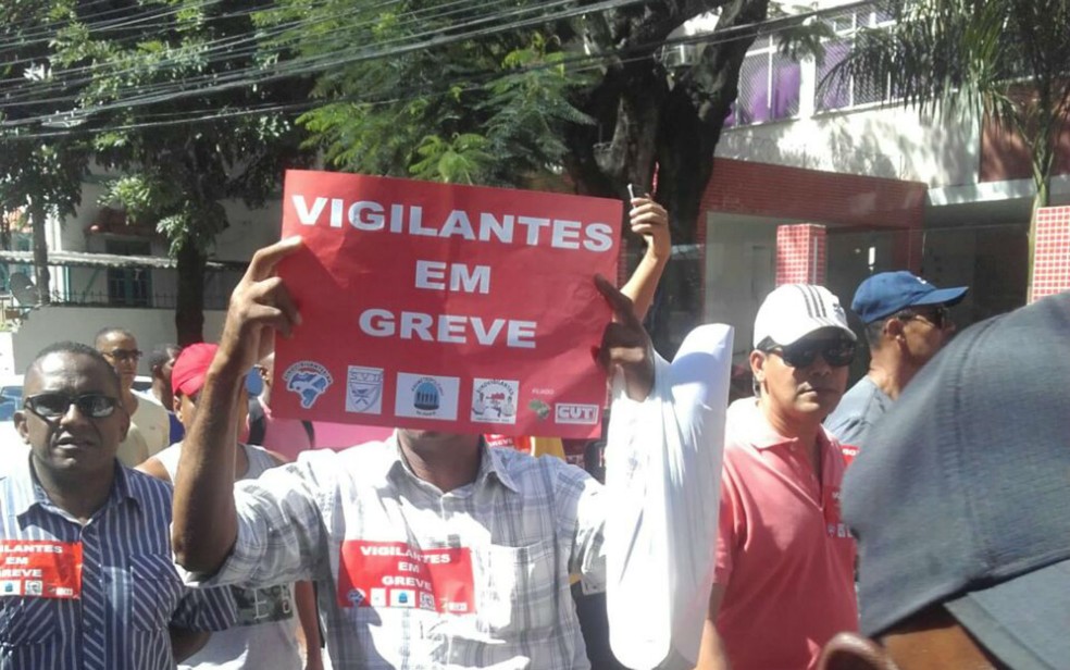 Vigilantes fizeram protesto na quarta-feira, após o início da greve (Foto: Jefferson Fernandes/ Sindvigilantes)