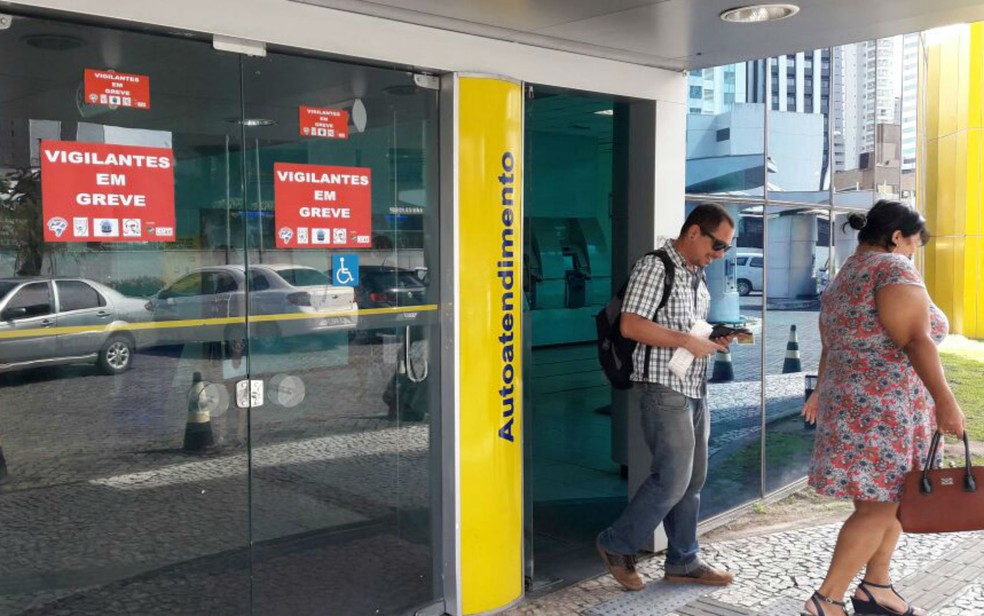 Agência bancária segue fechada na região da Avenida ACM, mas serviços de autoatendimento funcionam (Foto: Juliana Cavalcante/TV Bahia)