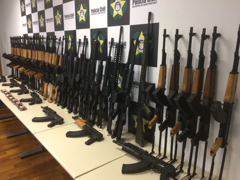 Fuzis apreendidos pela Polícia do Rio são apresentados (Foto: Alessandro Ferreira/G1)