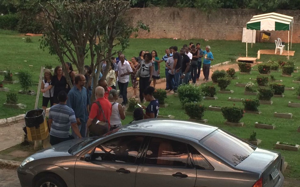Taxista foi sepultado no Cemitério Jardim da Saudade (Foto: Ramon Ferraz/TV Bahia)