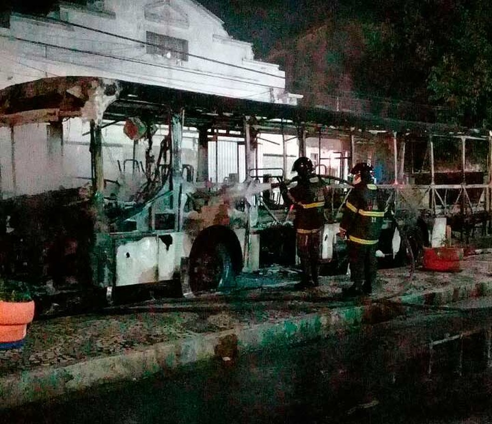 Um dos ônibus queimados, em Salvador (Foto: Arquivo Pessoal/Magda Kaufmann)