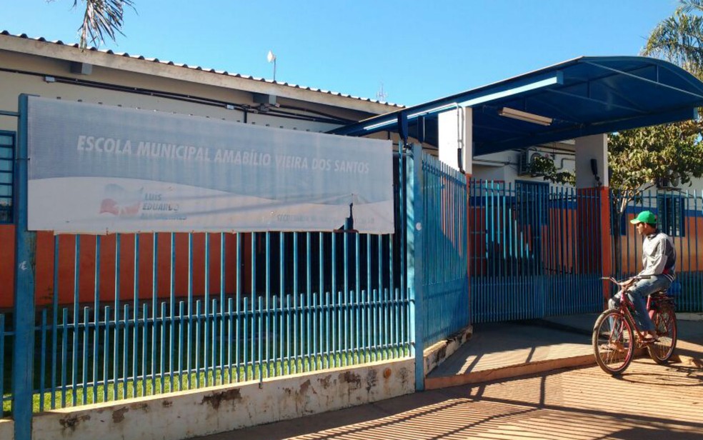 Escola municipal onde o vigilante trabalhava, no momento da prisão (Foto: Müller Nunes/TV Oeste)