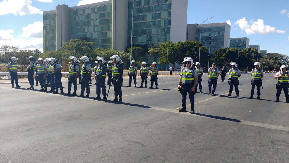 Militares fazem cordão de revista na Esplanada (Foto: Beatriz Pataro/G1)