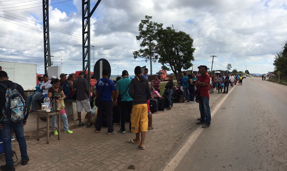 Venezuelanos formam fila na fronteira para entrar no Brasil desde às 4h da madrugada (Foto: Emily Costa/G1 RR)