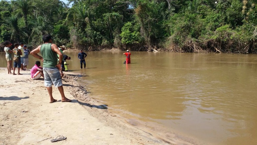 Irmãos de 5 e 7 anos morreram afogados durante confraternização com a família no Rio Cabaçal, neste domingo, em Curvelândia (Foto: Fronteira Alerta)