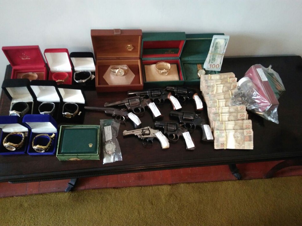 Relórgios, armas e dinheiro são encontrados pela força-tarefa da Lava Jato no Rio (Foto: Reprodução)