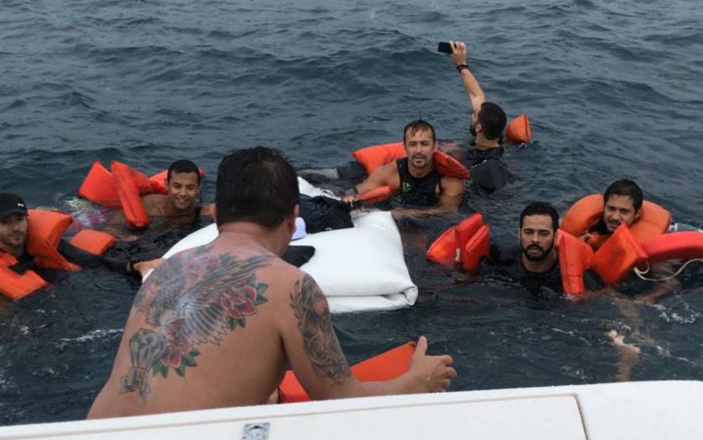 Ocupantes da lancha foram socorridos por outra embarcação que estava nas proximidades do acidente (Foto: Divulgação/Graer)