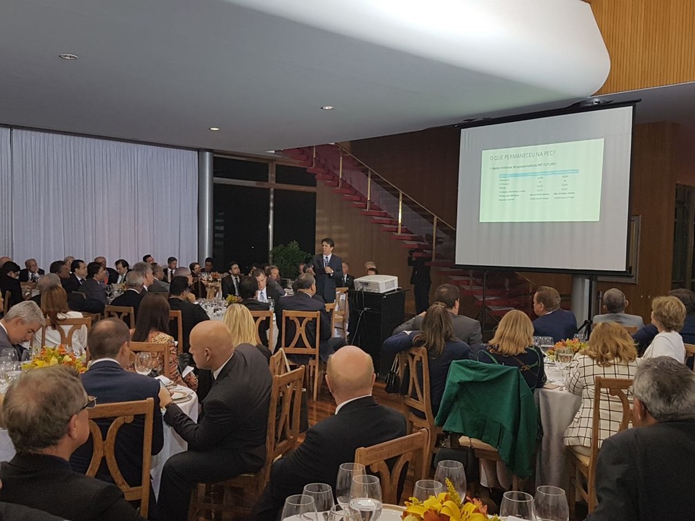 O deputado Arthur Maia (PPS-BA), relator da reforma da Previdência, apresenta novo texto aos deputados durante jantar com o presidente Michel Temer no Palácio da Alvorada (Foto: Reprodução/Assessoria do deputado Arthur Maia)