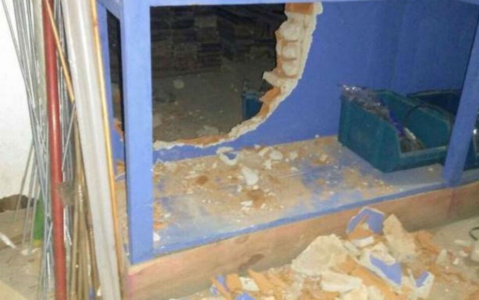 Paredes da agência foram destruídas (Foto: Reprodução/ Simões Filho Online)