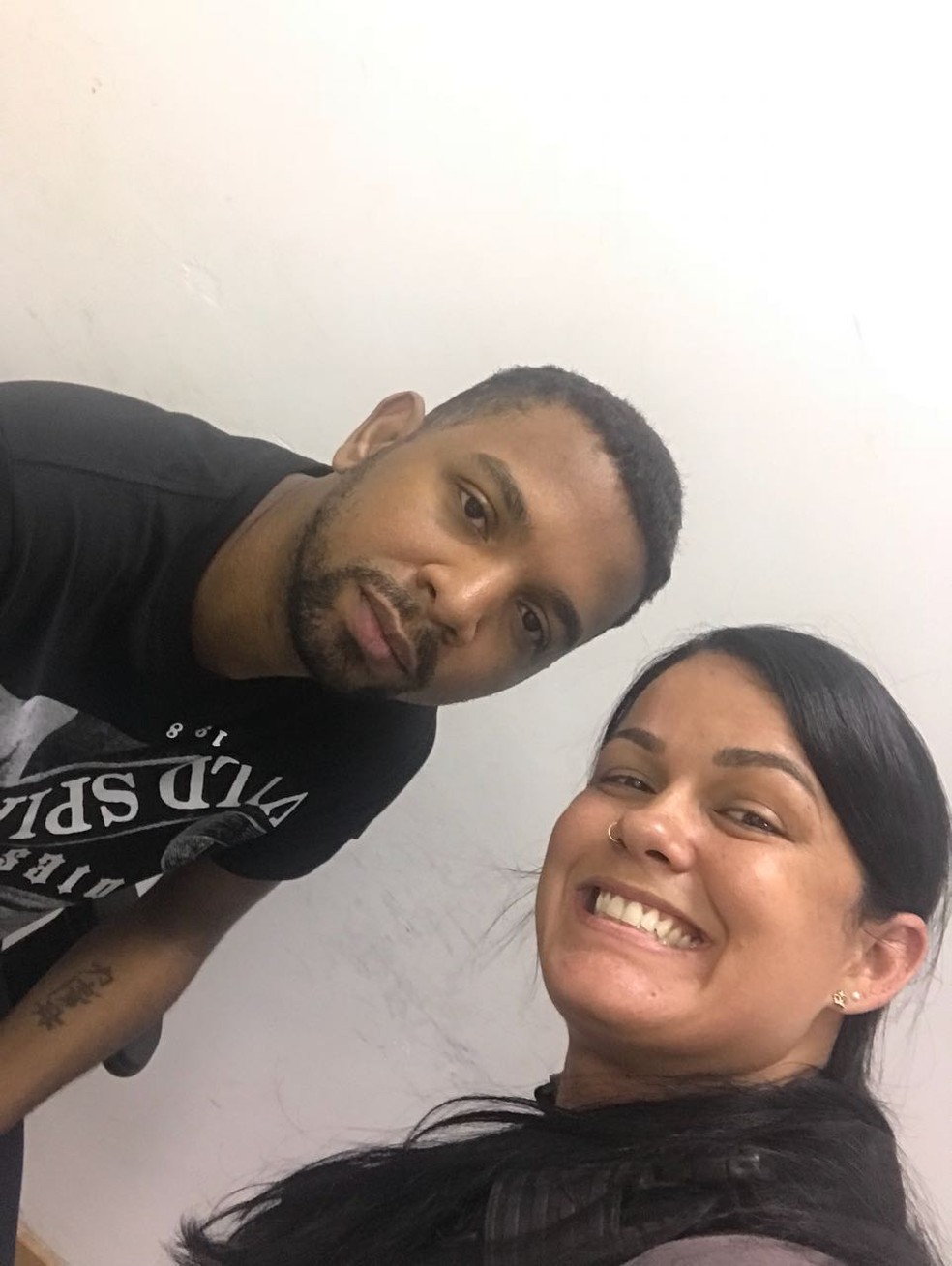 Agentes tiraram fotos com Rogério 157 após prisão (Foto: Redes sociais)