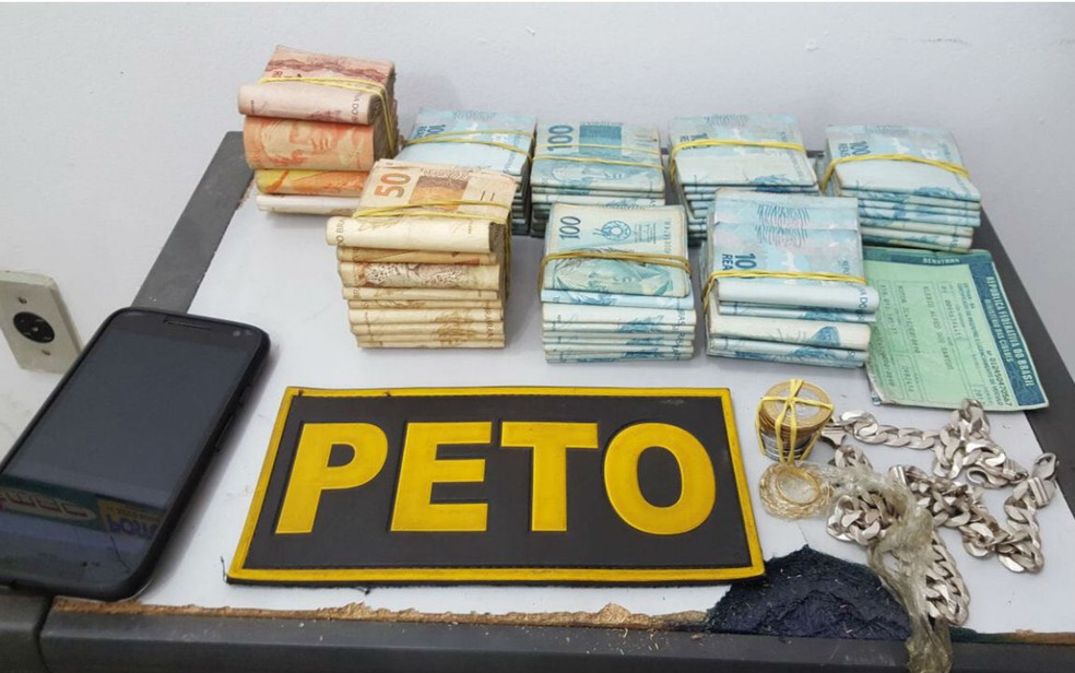 Boa parte do dinheiro foi encontrado escondido em guarda-roupa (Foto: Rafael Vedra/Liberdade News)