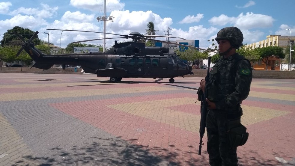 Helicóptero do Exército chegou a Mossoró no meio da manhã desta segunda-feira (1º)  (Foto: Oscar Xavier/Inter TV Cabugi)