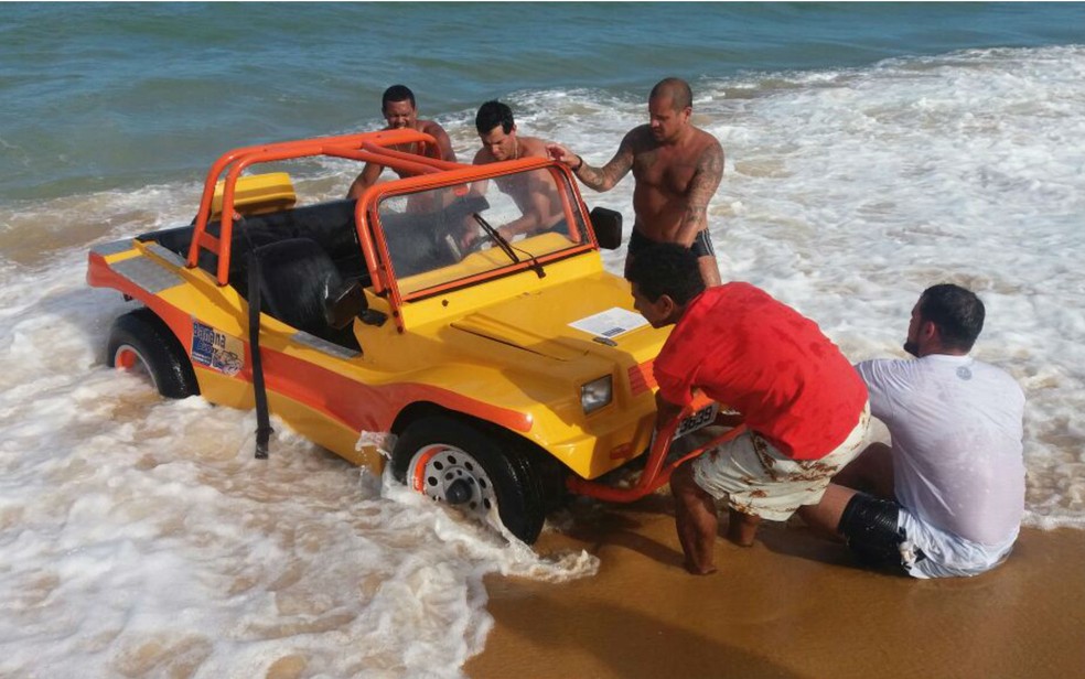 Moradores tentaram tirar veículo da água mas veículo ficou atolado (Foto: Nuno Miguel)