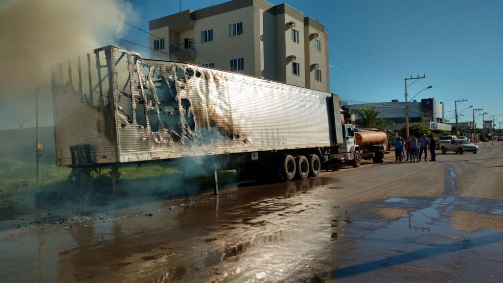 Baú do caminhão ficou parcialmente destruído (Foto: Edivaldo Braga/ Blog do Braga)