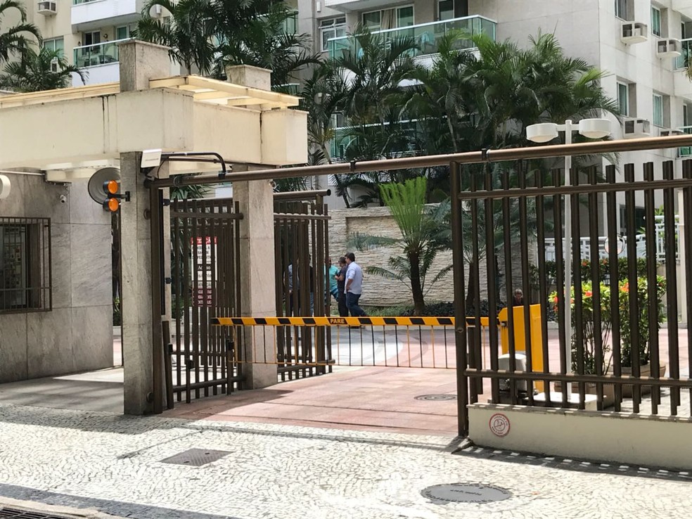 Promotor e mulher foram encontrados mortos em prédio na Barra (Foto: Henrique Coelho/G1)