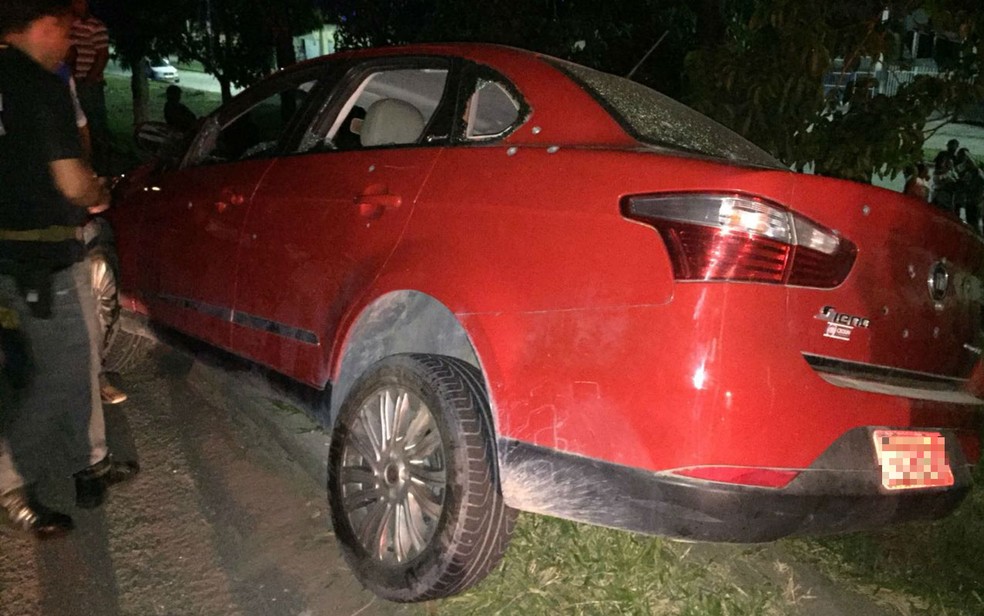 Carro onde a família estava foi alvejado (Foto: Rafael Vedra/LiberdadeNews)
