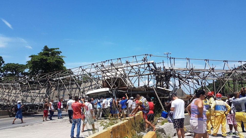 Passarela cai na Avenida Brasil (Foto: Christiano Ferreira/Arquivo PEssoal)