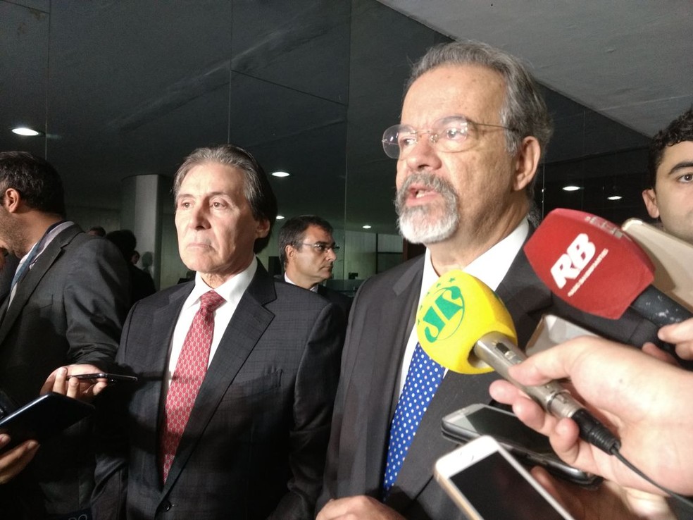 O presidente do Senado, Eunício Oliveira, e o ministro Raul Jungmann (Foto: Sara Resende/ TV Globo)