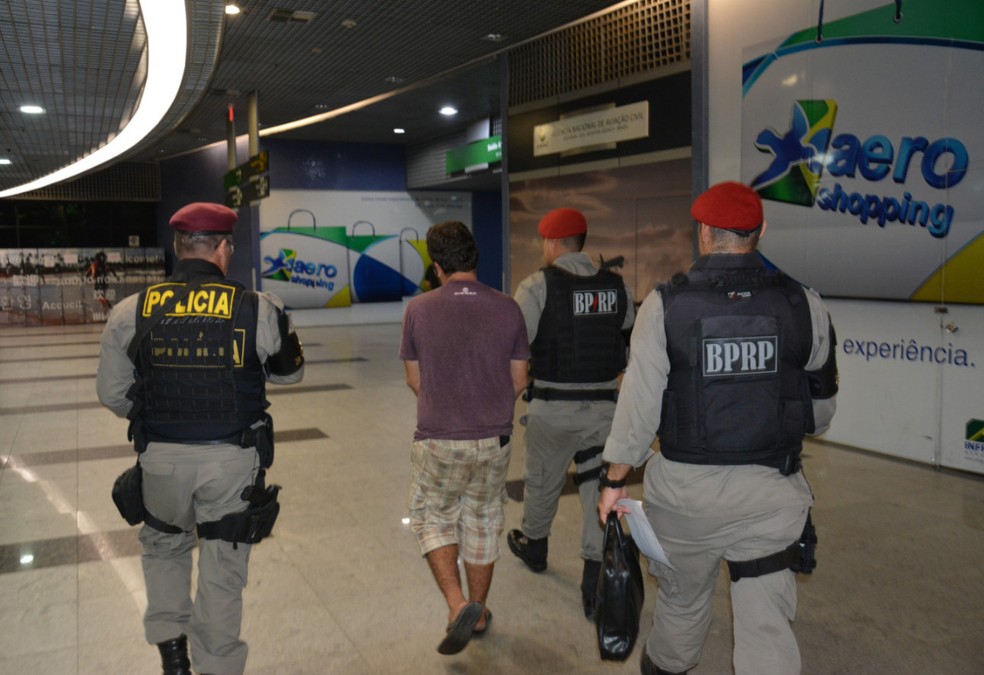 Policiais militares de Pernambuco levaram Tiago para a delegacia da Polícia Federal no Aeroporto Internacional do Recife/Gilberto Freyre (Foto: PF/Divulgação)