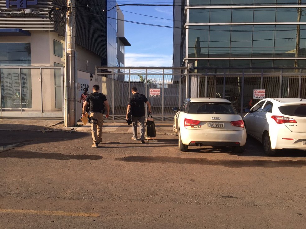 Policiais em ação durante operação Trickster, que investiga desvios no DFTrans (Foto: Mara Puljiz/TV Globo)