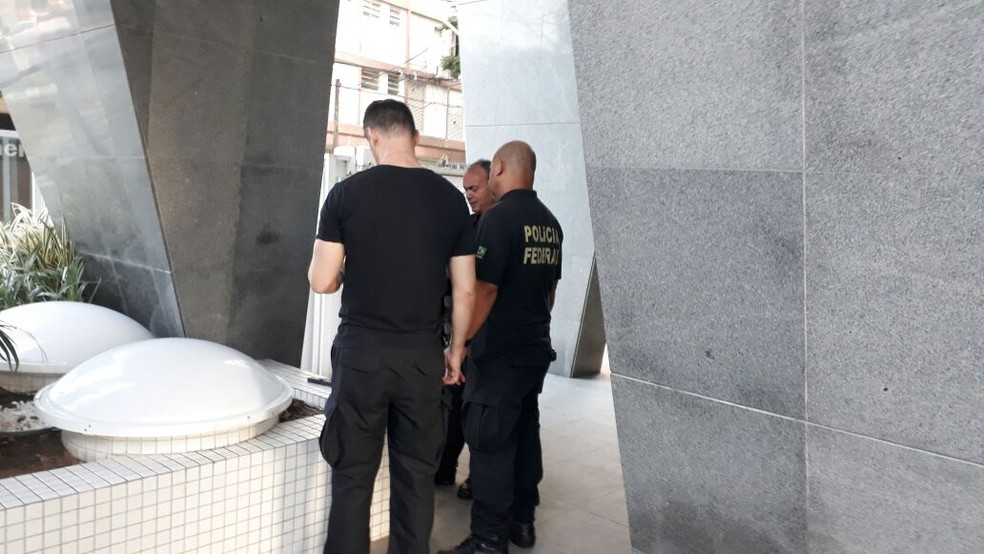 PolÃcia Federal faz buscas no prédio em Santos, SP, onde mora Antonio Celso Grecco, dono da empresa Rodrimar. (Foto: Alexandre Lopes/G1)