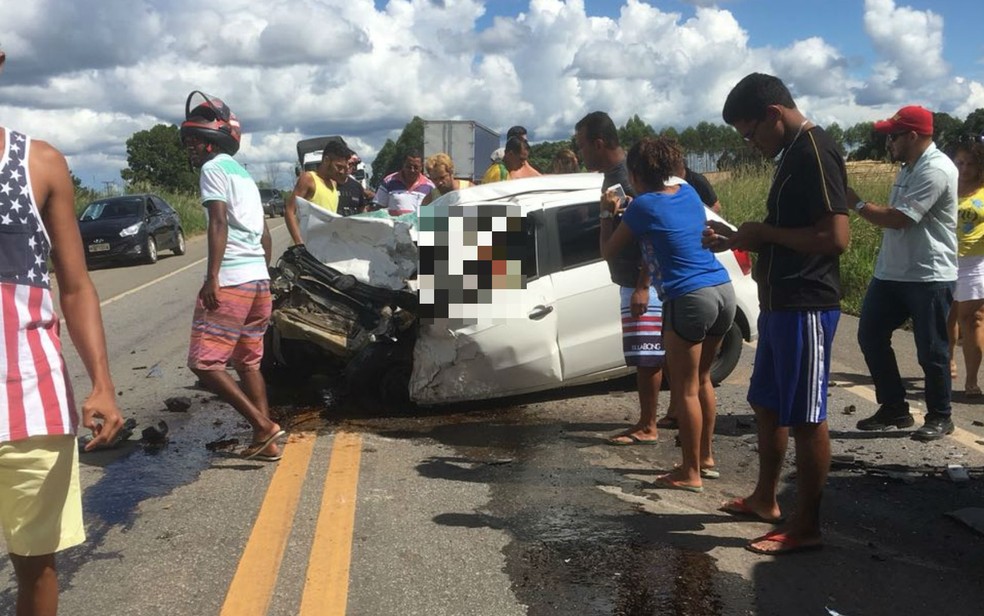 Frente do veÃ­culo ficou destruÃ­da (Foto:  Bahia Dia a Dia)