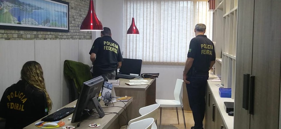 OperaÃ§Ã£o Efeito DominÃ³ apura crimes de lavagem de dinheiro, contra o Sistema Financeiro Nacional, organizaÃ§Ã£o criminosa e associaÃ§Ã£o para o trÃ¡fico internacional de entorpecentes (Foto: DivulgaÃ§Ã£o/PF)