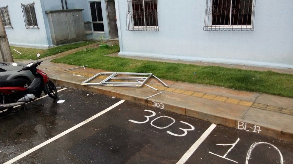 Parte de janela e vidros foram arremessados para fora de apartamento apÃ³s explosÃ£o (Foto: DivulgaÃ§Ã£o/SSP-BA)