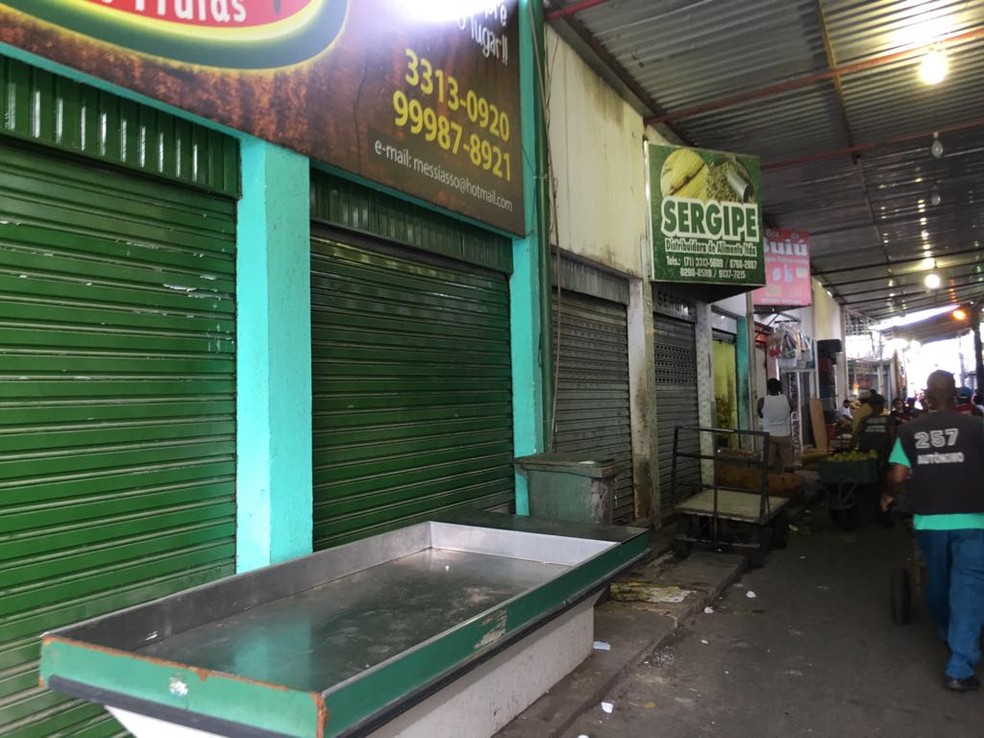 Diversos boxes da feira permanmecem fechados nesta terÃ§a (Foto: Itana Alencar/G1 Bahia)