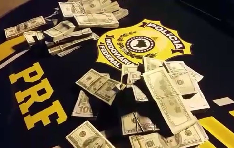 Dinheiro apreendido por agentes da PRF e PF em Santana do Livramento (Foto: PRF/Divulgação)