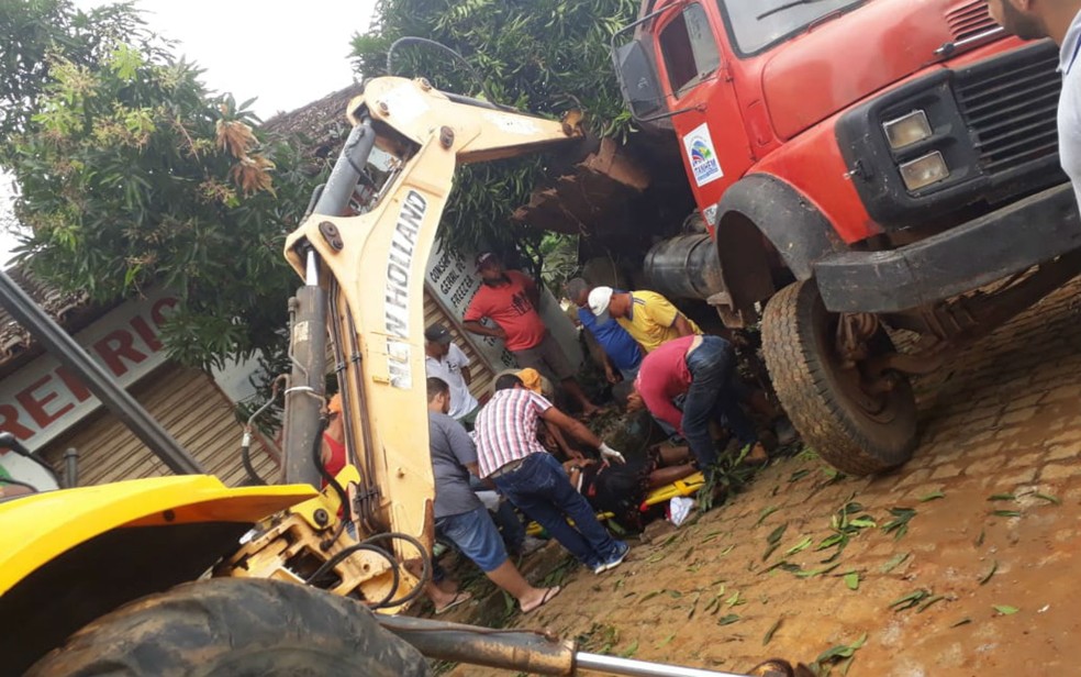 VÃtimas foram socorridas e levadas para hospital (Foto: Reprodução/Ãgua Preta News)