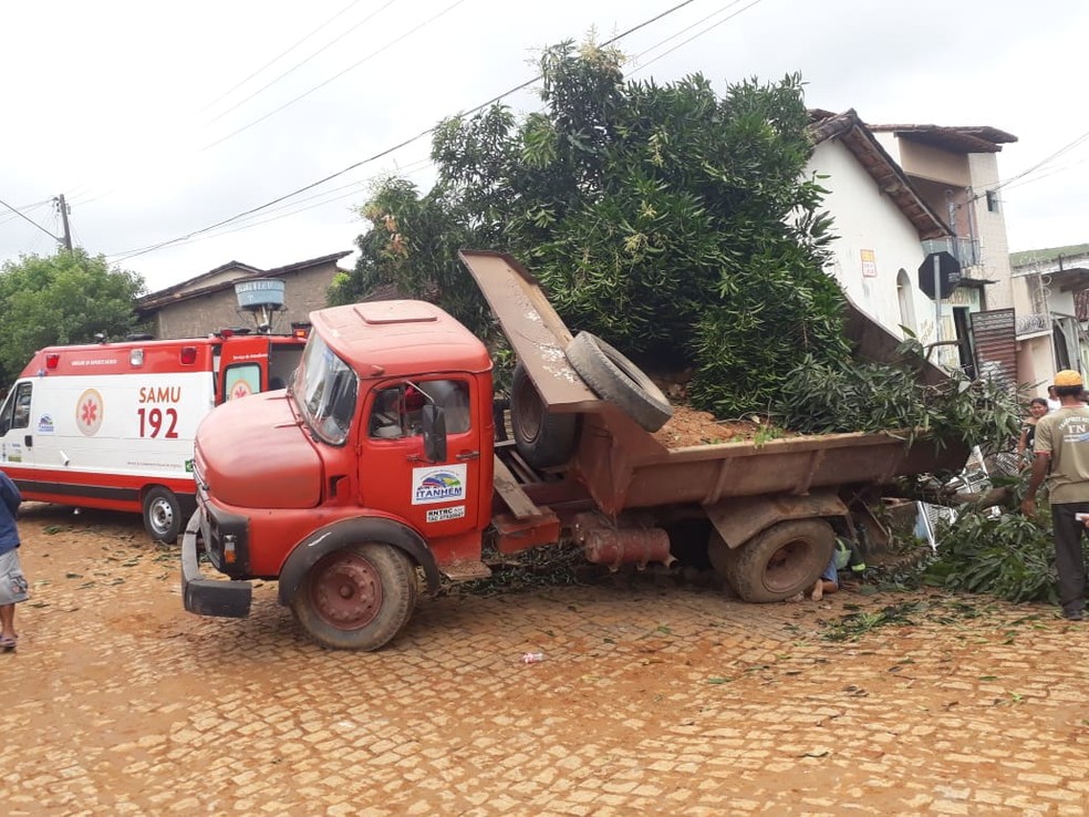 VeÃculo só parou quando atingiu árvore (Foto: Reprodução/Ãgua Preta News)
