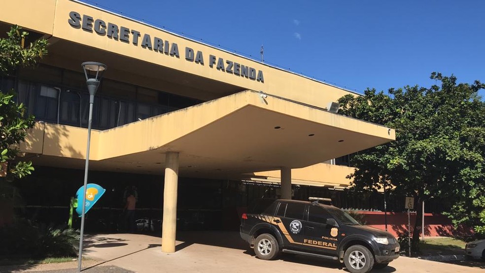 Carro da PF em frente Ã  Secretaria da Fazenda do Tocantins, em investigaÃ§Ã£o sobre liberaÃ§Ã£o de emendas parlamentares (Foto: Cassiano Rolim/TV Anhanguera)