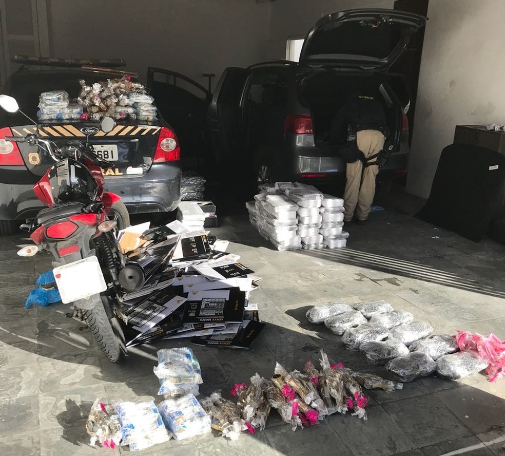 Duas pessoas foram presas com produtos contrabandeados em aÃ§Ã£o da PolÃ­cia Federal, em Feira de Santana (Foto: PolÃ­cia Federal/ DivulgaÃ§Ã£o)