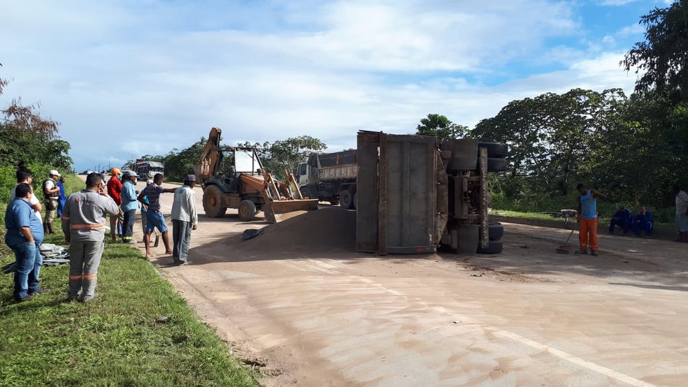 Carreta tombou na BA-524, em candeias, nesta terÃ§a-feira  (Foto: Bahia Norte/ DivulgaÃ§Ã£o)