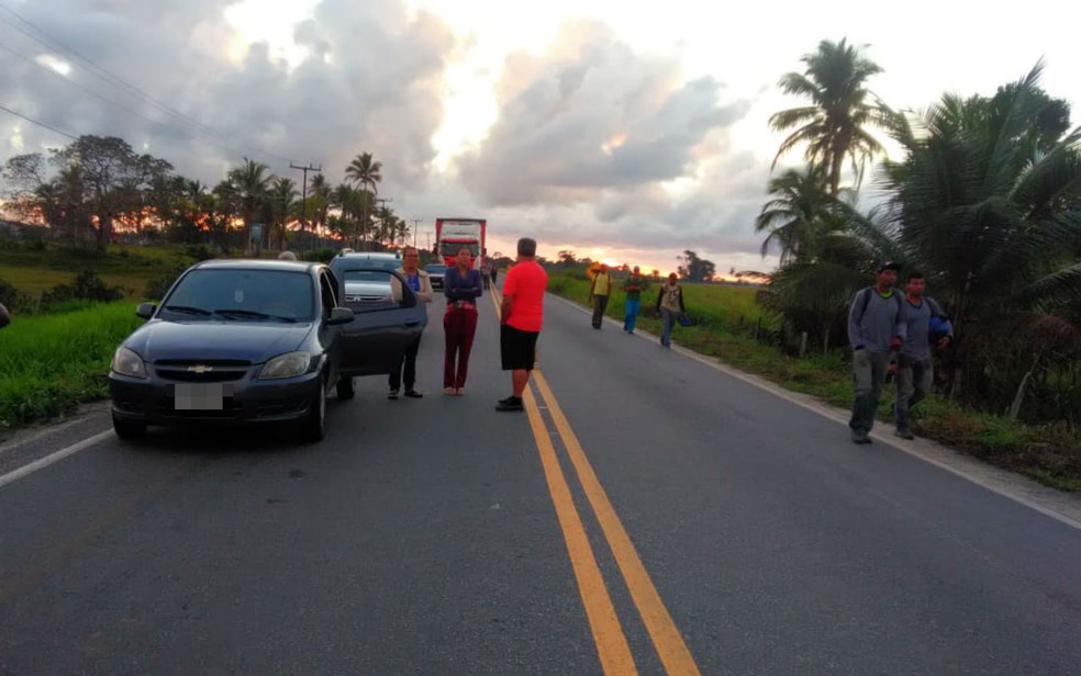 HÃ¡ 20 dias sem Ã¡gua, moradores da cidade de Belmonte fecham BA-275 em protesto no sul da Bahia (Foto: Secretaria de Infraestrutura de Belmonte)