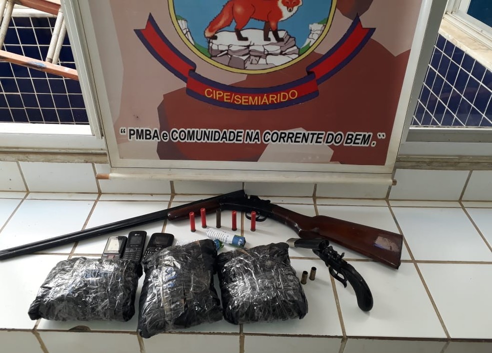 Os policias da Cipe SemiÃ¡rido apreenderam uma arma, muniÃ§Ãµes, drogas e celulares com a dupla. (Foto: DivulgaÃ§Ã£o/SSP-BA)